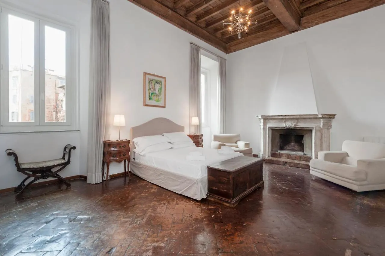 Ancient Palace In Downtown Rome Apartment